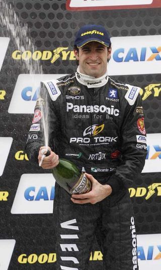 Ricardo Zonta festejando o 2º lugar na etapa de Brasília da Stock Car 2009