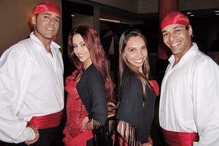<b>Noite cigana</b>“><figcaption><b>Noite cigana</b> / foto: ANDRE VICENTE, DAVI LIMA, DIEGO BONEL, OVADIA SAADIA, PETRÔNIO CINIQUE E PITI REALI</figcaption></figure>
<figure><img loading=