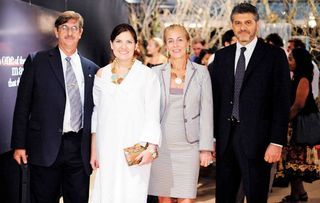 <b>Vernissage em Cingapura</b>“><figcaption><b>Vernissage em Cingapura</b> / foto: ANDRÉ VICENTE, FERNANDO MUCCI, FÁBIO TELLES, LÍVIA CLOZEL, SÉRGIO ANDRADE E SUPORTE COMUNICAÇÃO</figcaption></figure>
<figure><img loading=