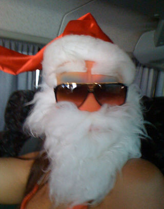 Ivete Sangalo se fantasia de Papai Noel