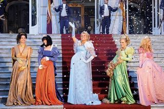 Na tela, princesas de contos de fadas se unem para salvar Feiurinha, desaparecida do mundo encantado