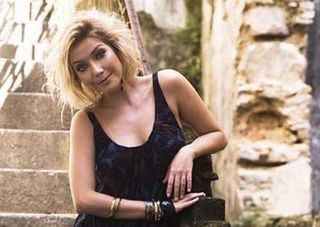 Luiza Possi cozinha e se orgulha do prato