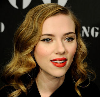 Lábios vermelhos para Scarlett Johansson
