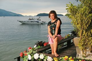 Pitty Webo realça o romance com os pés no chão
