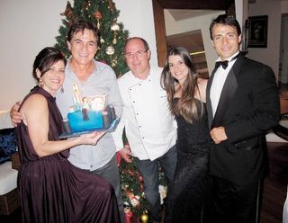 <b>Parabéns</b>“><figcaption><b>Parabéns</b> / foto: ALINE SILVA, JAIR BERTOLUCCI, RODRIGO SCHMIDT E THIAGO MORAES</figcaption></figure>
</div>
<p>–</p><input type=