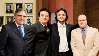 <b>Na Sala São Paulo</b>“><figcaption><b>Na Sala São Paulo</b> / foto: ALINE SILVA, JAIR BERTOLUCCI, RODRIGO SCHMIDT E THIAGO MORAES</figcaption></figure>
<figure><img loading=