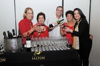 <b>Brinde do Bem</b>“><figcaption><b>Brinde do Bem</b> / foto: GABRIEL CAPPELLETTI, JUAN GUERRA, MÁRCIO SHAFFER E ONILTON OLIVEIRA</figcaption></figure>
</div>
<p>–</p><input type=