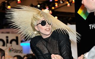Lady Gaga usa chapéu de cabelos