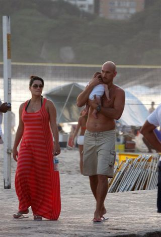 Amandha Lee leva filha à praia no Rio