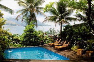 A decoração da Ilha de CARAS – Deck da piscina
