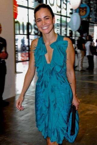 Alice Braga no desfile da Maria Garcia