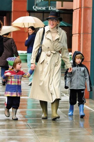 Trio elegante sob a chuva