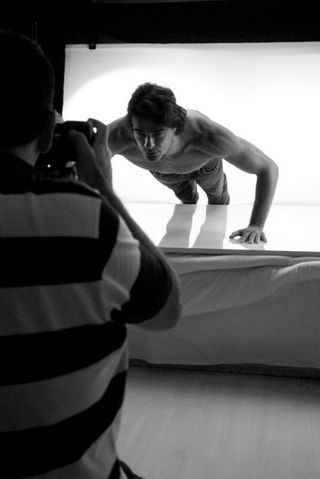Caco Ricci em fotos sensuais