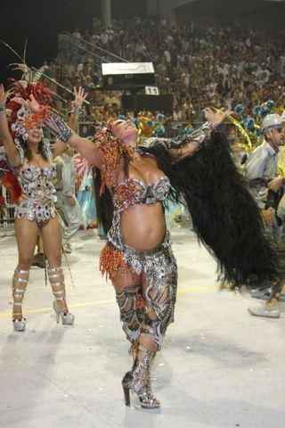 Grávida, Scheila Carvalho cai na folia
