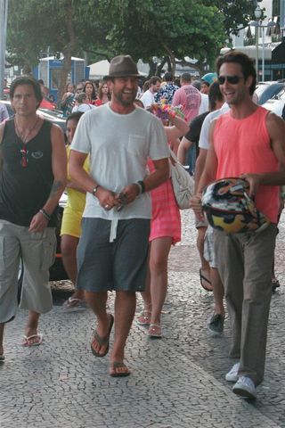 Gerard Butler e Paris Hilton já estão no Rio