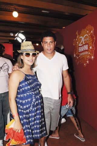 Os foliões Bia Antony e Ronaldo