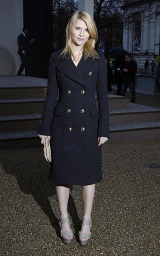 Kristen, Kate e Claire de trench coat
