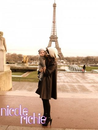 Nicole Richie mostra foto do filho