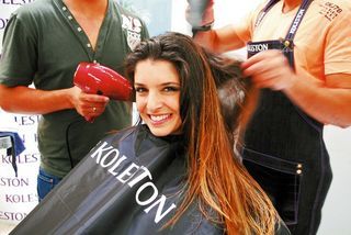 Ana Saab fica ruiva para sua peça