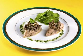 Quibe cru de salmão e minirrúcula