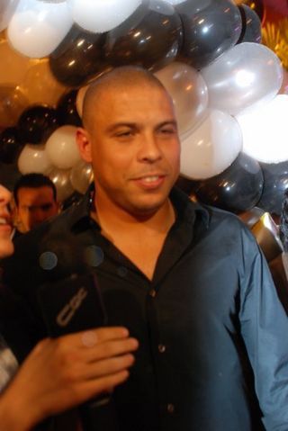 Ronaldo cobra aposta de Roberto Carlos
