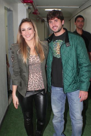 Claudia Leitte investe na jaqueta militar