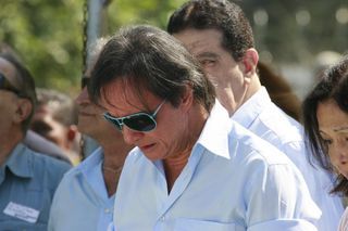 Rei enterra a mãe no dia de seu aniversário de 69 anos