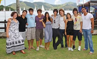 Galera de Malhação ID invade a Ilha de CARAS com sua energia