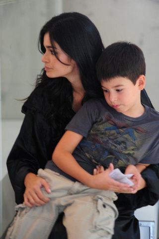 Carol Ribeiro mostra filho em campanha