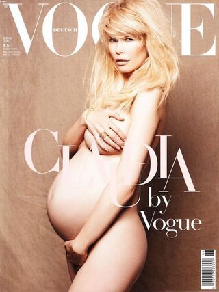 Grávida, Claudia Schiffer é capa de revista