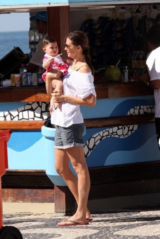 Mônica Martelli curte praia com a filha