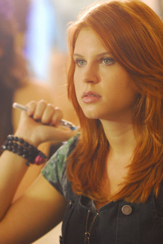 Carolinie fica ruiva para novela Tititi