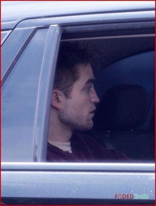 Robert Pattinson exibe novo visual