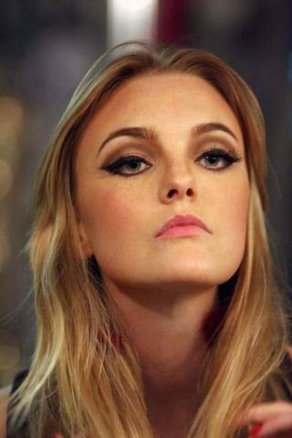 Carol Trentini desfila pela Redley