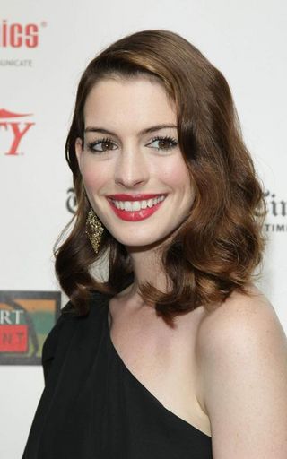 Anne Hathaway imita Madonna em ‘Evita’