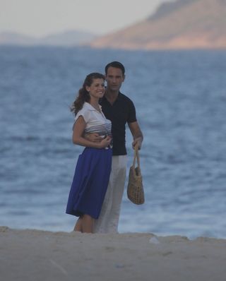 Santoro e Alinne Moraes filmam em praia