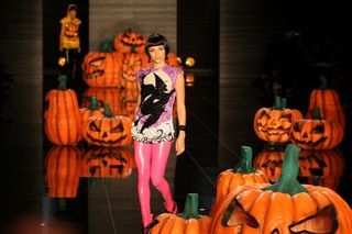 A bela Grazi Massafera desfila no SPFW