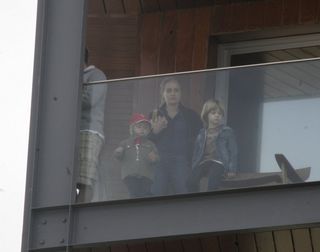 Huck e Angélica com os filhos em hotel