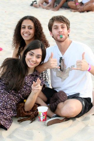 Leo Miggiorin assiste jogo na praia