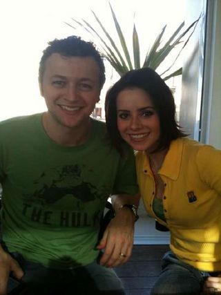 Sandy e Lucas vestem verde e amarelo