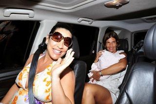 Scheila Carvalho deixa a maternidade