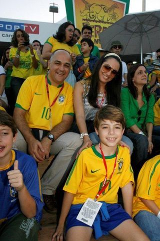 Patrícia Poeta torce com a família