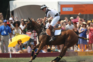 Príncipe Harry cai do cavalo