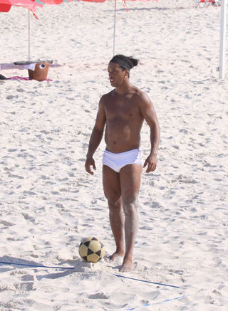 Ronaldinho Gaúcho joga futevôlei no Rio