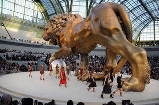 Chanel leva leão gigante à passarela