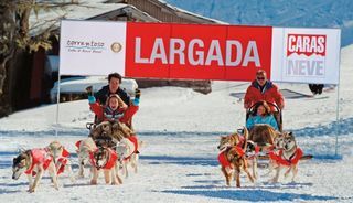 Adrenalina e diversão em corrida de trenós
