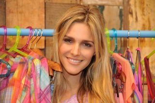 Fernanda Lima lança linha de roupas