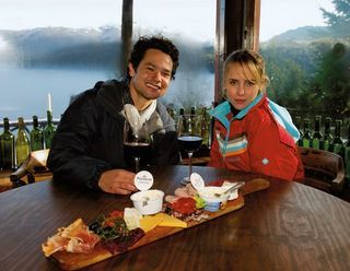 Tarde de queijos e vinhos inspira casais