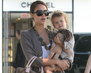 Filha de Jessica Alba usa suas roupas