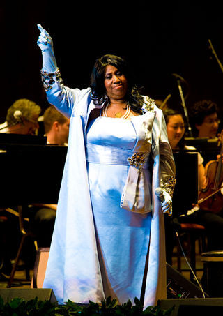 Aretha Franklin cai e fratura costela